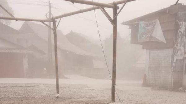 Hujan abu mengguyur wilayah Kecamatan Srumbung, Kabupaten Magelang saat Gunung Merapi erupsi, Sabtu (11/3/2023). Foto: Ist.