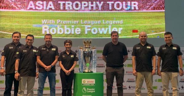 Robbie Fowler Legenda Liverpool Robbie Fowler pamer trofi Liga Inggris di Jakarta. Dia kagum dengan fans Premier League di Tanah Air. (foto: MPI/Andika Rachmansyah)