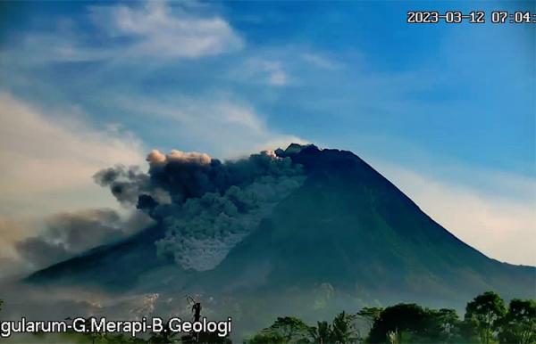 gunung merapi Awan panas guguran Gunung Merapi. (foto: BPPTKG)