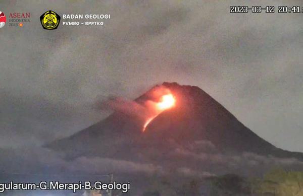gunung merapi luncurkan awan panas Gunung Merapi memunculkan guguran awan panas (foto: istimewa)