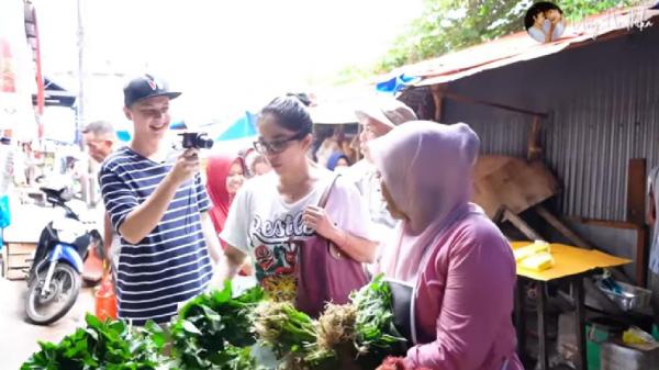 Andhika Pratama temani istri belanja di pasar Andhika Pratama temani istri belanja di pasar