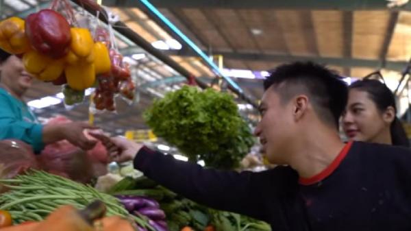 Baim Wong temani istri belanja di pasar Baim Wong temani istri belanja di pasar (Foto: Youtube Baim Wong)