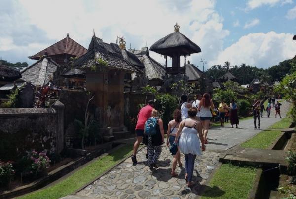 Desa Penglipuran di Bali Wisatawan di Desa Penglipuran. (Foto: desapenglipuran.com)