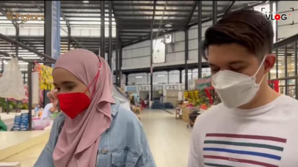 Irwansyah temani istri belanja di pasar Irwansyah temani istri belanja di pasar (Foto: Youtube The Sungkar Family)