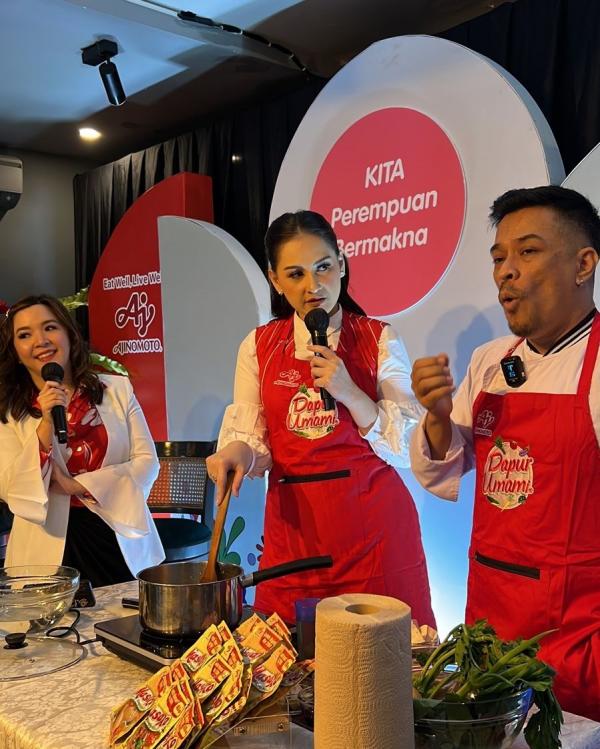 Mona Ratuliu Artis Mona Ratuliu membagikan tips menyiapkan makanan bergizi. (Foto: istimewa)