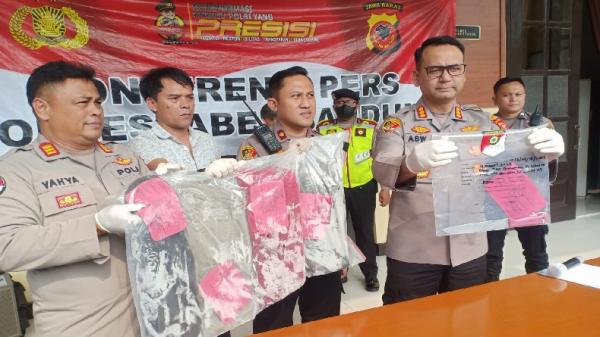 Kapolrestabes Bandung Kombes Pol Aswin Sipayung menunjukkan barang bukti pisau martabak yang digunakan pelaku Yudi Cahyadi menusuk korban Gunawan. (FOTO: iNews.id/AGUS WARSUDI)