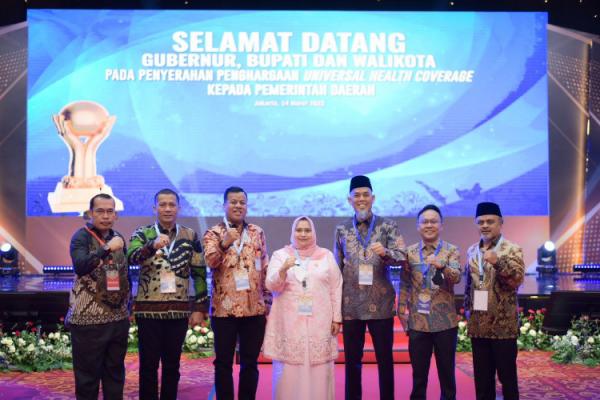 Universal Health Coverage (UHC) Award Penyerahan penghargaan Universal Health Coverage (UHC) Award. (Foto: dok Pemkab Bengkalis)
