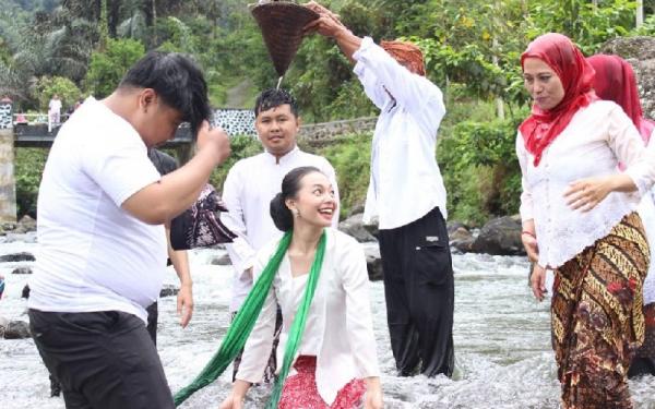 Ritual adat larung agung dan kuramasan digelar warga Kampung Adat Miduana sebagai bentuk rasa syukur dan menyambut bulan suci Ramadhan. (FOTO: istimewa)
