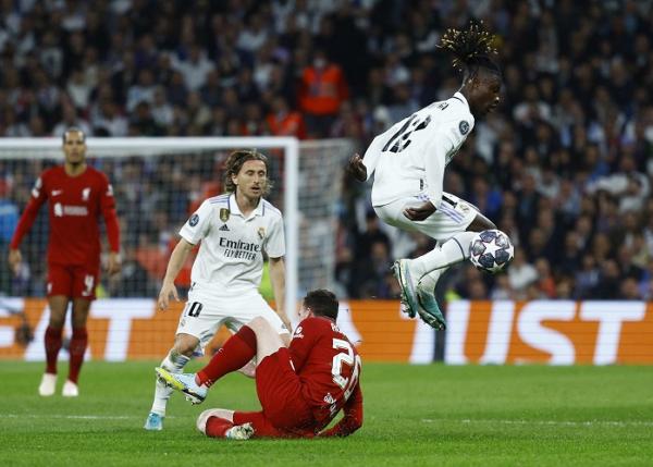 Pemain Real Madrid, Luka Modric dan Camavinga tengah beraksi saat berhadapan dengan bek Liverpool Andy Robertson. (Foto: REUTERS)