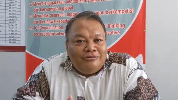 SMK TELKOM CIREBON Wakil Kepala Kurikulum dan SDM SMK Telkom Sekar Kemuning Cirebon Cahya Haryadi. (FOTO: iNews/MIFTAHUDIN)