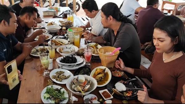 Nikmatnya olahan seafood khas Babel Pengunjung mencicipi nikmatnya olahan seafood khas Bangka Belitung di Warung Lempah Kuning Muara Pangkalpinang. (Foto:iNews.id/Ikhsan Firmansyah)