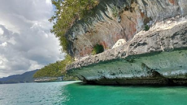 Tempat Wisata Kaimana Teluk Triton terletak di Kabupaten Kaimana, Provinsi Papua Barat, bagian dari segitiga terumbu karang dunia dengan sejumlah keanekaragaman hayati. (Foto: Antara).