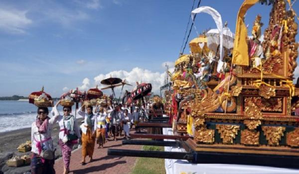 Melasti Hindu Bali Tradisi Ngayah di Bali. (Foto: iNews.id)