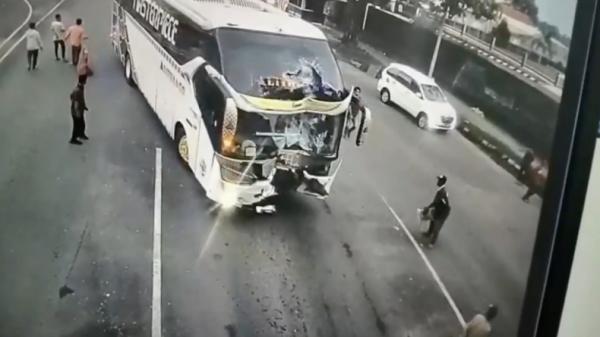 Bus tabrak loket karcis Kondisi bus Trans Sulawesi yang membawa sembilan penumpang usai menabrak gerbang pos pengambilan karcis di Bandara Sultan Hasanuddin Makassar (Wahyu Ruslan/MNC Portal)