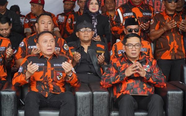 IWAN BULE-RIDWAN KAMIL PP Mochamad Iriawan atau Iwan Bule dan Gubernur Jabar Ridwan Kamil saat Apel Siaga Pemuda Pancasila di Lapangan Gasibu, Kota Bandung. (FOTO: istimewa)