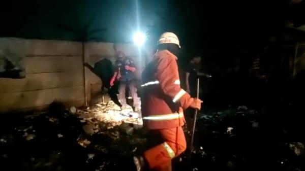 Kebakaran di Bandarlampung Petugas damkar mencari korban tewas akibat kebakaran di Bandarlampung (Andres Afandi/MNC Portal)