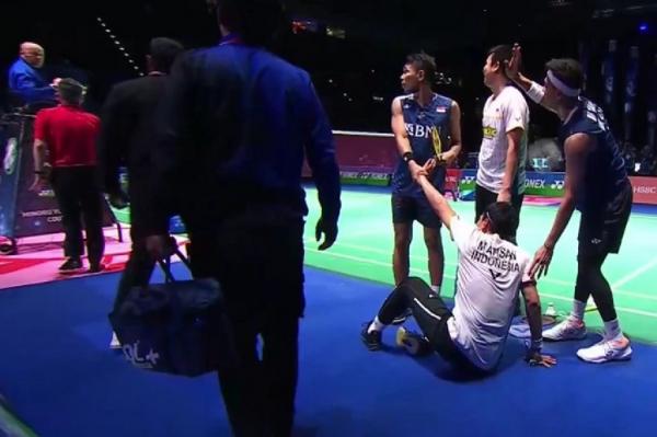 Mohammad Ahsan cedera Ganda putra Indonesia, Mohammad Ahsan cedera saat melakoni final All England 2023, Minggu (19/3/2023). (Foto: LEquipe)