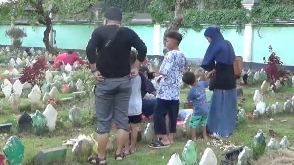 Umat muslim di Bali melakukan ziarah kubur jelang bulan Ramadan (Bagus Alit/MNC Portal)