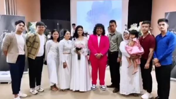 Marshel Widianto berfoto dengan kerabat Marshel Widianto berfoto dengan kerabat