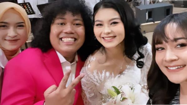 Marshel Widianto berfoto dengan sahabat Marshel Widianto berfoto dengan sahabat setelah pemberkatan