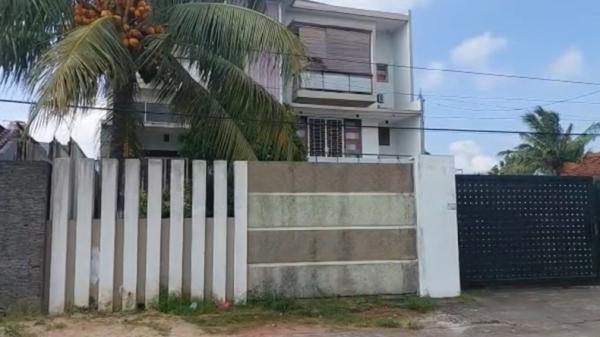 Rumah mewah pelaku perampokan Penampakan rumah mewah milik pelaku perampokan bank di Bandarlampung. Rumah tiga lantai itu kini tampak sepi (Andres Afandi/MNC Portal Indonesia)