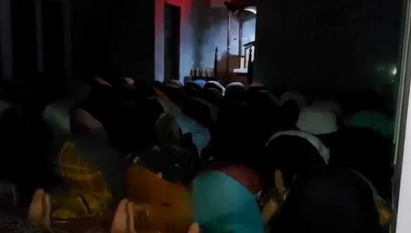 Salat Tarawih Denpasar Salat tarawih digelar dengan penerangan minim. (Foto: Fery Fadly)