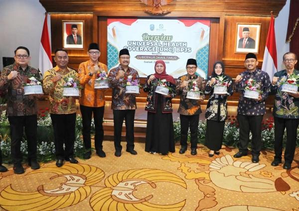 21 kab/kota di Jatim raih UHC (Foto: dok Pemprov Jatim)