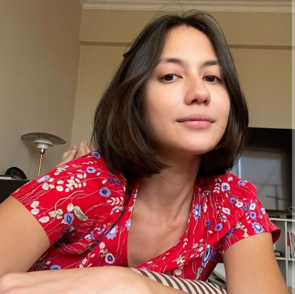 Potret Pevita Pearce pakai baju merah. (Foto: instagram)