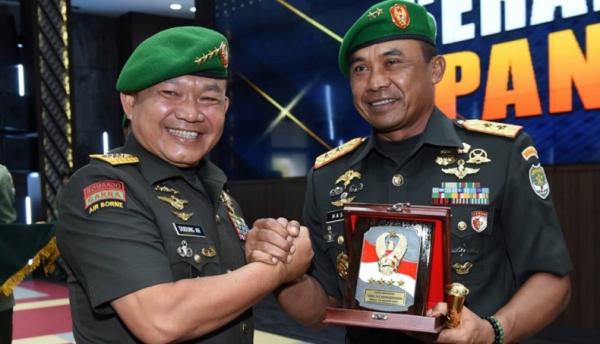 Dudung 2 KSAD Jenderal TNI Dudung Abdurachman memimpin sertijab Pangdam Jaya Mayjen Hasan. (Foto Dispenad).