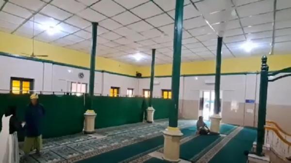 Masjid Tertua di Medan, Masjid Raya Badiuzzaman 3 Masjid Tertua di Medan, Masjid Raya Badiuzzaman (Foto: iNews/Ahmad Ridwan Nasution)