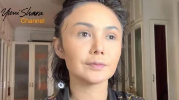 Yuni Shara pamer uban Yuni Shara pamer uban (Foto: YouTube Yuni Shara Channel)