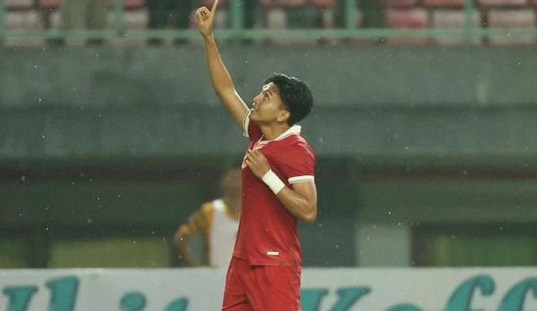 Striker Timnas Indonesia, Dendy Sulistyawan (bawah dari kiri) menjadi kapten saat melawan Burundi pada laga kedua FIFA Matchday di Stadion Patriot Candrabhaga, Bekasi, Selasa (28/3/2023). (Foto: Instagram/@pssi)