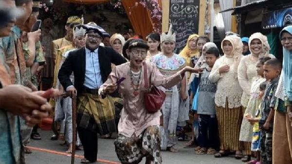LENGSER Ki Lengser dan Nyi Lengser menghibur para tamu undangan pernikahan adat Sunda. (FOTO: ISTIMEWA)