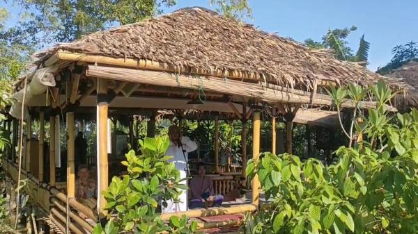 MASJID SAUNG BAMBU CIREBON2 Muazin mengumandangkan azan di Masjid Saung Bambu Nurul Ikhsan. (FOTO: iNews/TOISKANDAR)