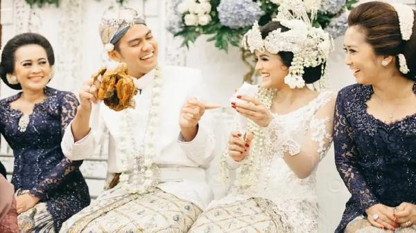 Pabetot Hayam Pabetot hayam dalam prosesi pernikahan adat Sunda. (FOTO: ISTIMEWA)