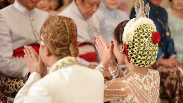 SUNGKEMAN Pengantin pria dan wanita Sunda melakukan sungkeman. (FOTO: ISTIMEWA)
