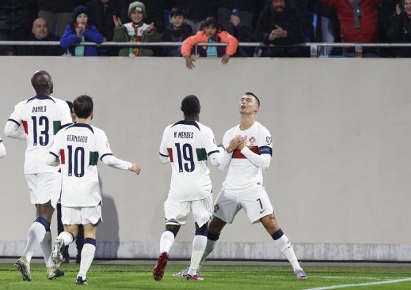 Kapten Timnas Portugal, Cristiano Ronaldo merayakan gol ke gawang Luksemburg dalam laga Kualifikasi Euro 2024 di Stadion Luksemburg, Senin (27/3/2023). (Foto: REUTERS)