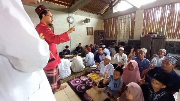 TUNARUNGU NGAJI Para penyandang tunarungu belajar mengaji di Rumah Tuli Jatiwangi Majalengka. (FOTO: iNews/M ZENI JOHADI)