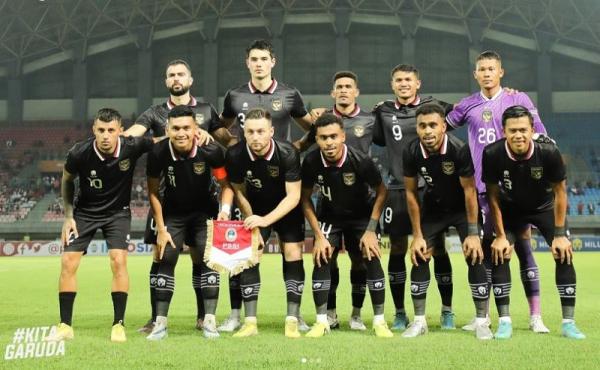 Dendy Sulistyawan Timnas Indonesia Striker Timnas Indonesia, Dendy Sulistyawan (bawah dari kiri) menjadi kapten saat melawan Burundi pada laga kedua FIFA Matchday di Stadion Patriot Candrabhaga, Bekasi, Selasa (28/3/2023). (Foto: Instagram/@pssi)