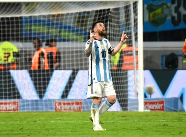 Lionel Messi Kapten Timnas Argentina, Lionel Messi merayakan gol ke gawang Curacao pada laga persahabatan di Stadion El Monumental, Rabu (29/3/2023). (Foto: Twitter/@LigaAFA)