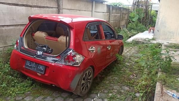Mobil dengan bekas tembakan Misteri mobil Honda Brio merah dengan penuh bekas tembakan di Lampung, akhirnya terungkap (Ira Widyanti/MNC Portal)