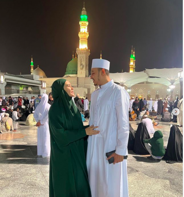 Screen Shot 2023 03 30 At 07 06 36 Artis ibadah umroh saat Ramadhan. (Foto: Instagram)