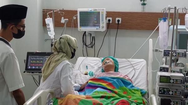 NIKAH DI ICU RSUD SUBANG1 Pengantin Hendro Prasetyo dan Utomo Tri Agustianawati minta doa kepada ibunda yang kritis di Ruang ICU RSUD SUBANG. (FOTO: iNews/YUDY HERYAWAN JUANDA)