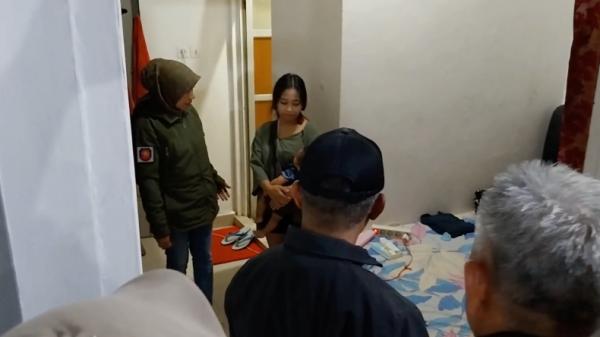 perempuan muda gendong bayi-1 Perempuan muda yang diduga PSK diamankan di hotel wilayah Bukittinggi, Sumbar. Dia diamankan saat bersembunyi di toilet bersama bayinya (Wahyu Sikumbang/MNC Portal)