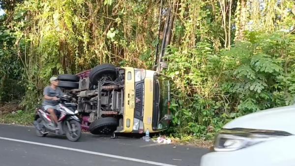 Truk pengangkut beras terguling saat mencoba menghindari truk pengangkut pasir (Ketut Catur Kusumaningrat/MNC Portal)