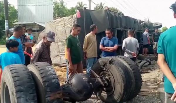 minibus tabrak truk di Pidie, Aceh 2 Mobil minibus membawa hewan ternak yang diduga hasil curian mengalami kencelakaan setelah menghantam truk fuso di Kabupaten Pidie, Aceh. (Foto: Jamal Pangwa/iNews)