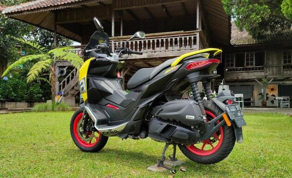 Aprilia SR GT 200 2