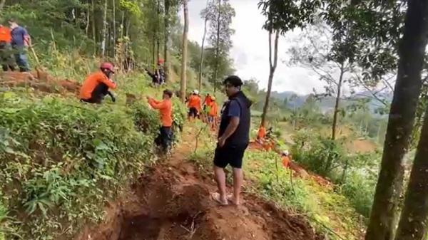 gali korban dukun pengganda uang banjarnegara Polisi dan tim SAR saat menggali lokasi diduga korban pembunuhan berantai dukun pengganda uang di Kabupaten Banjarnegara. Foto: iNews TV/Elis Novit.