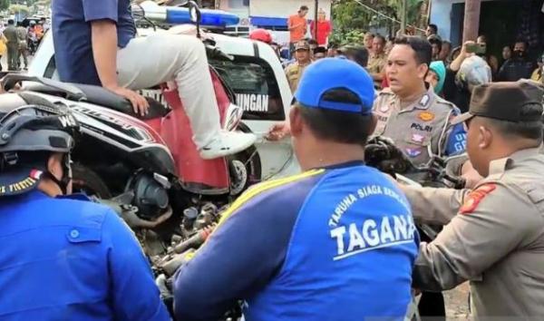kecelakaan mobil dinas Petugas mengevakuasi sepeda motor yang tertabrak kendaraan dinas Bupati Kuningan di Kuningan, Jawa Barat, Senin (3/4/2023). (Foto: Antara)
