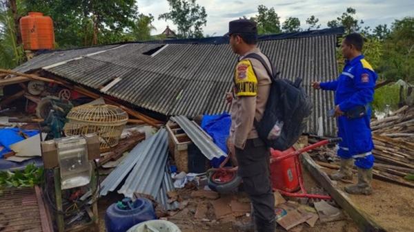 rumah rusak diterjang angin puting beliung-1 Rumah di Tulang Bawang, Lampung, rusak diterjang angin puting beliung (Ira Widyanti/MNC Portal)